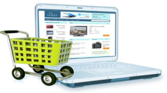 Carrinho de compras e loja virtual online aberta no computador