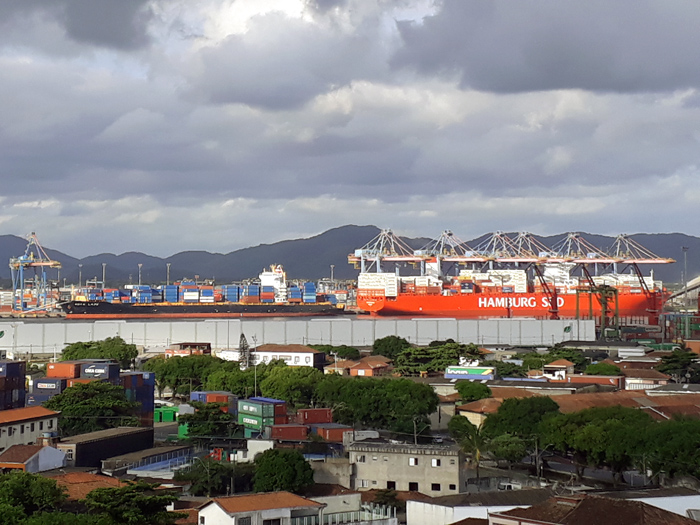 Navios atracados na margem esquerda do Porto de Santos