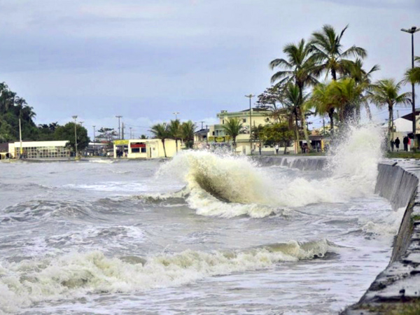 Ressaca no litoral do Paraná