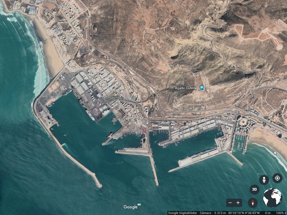 (projeto de Porto, questões técnicas, engenharia portuária) - Foto da vista aérea do Porto de Agadir no Marrocos, destaque para os molhes. Extraída do Google Earth