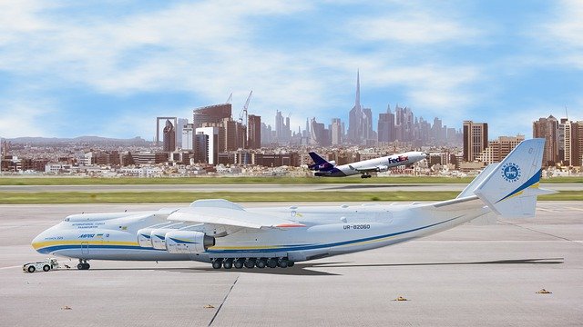 O frete aéreo possui tarifa máxima estipulada pela IATA,.