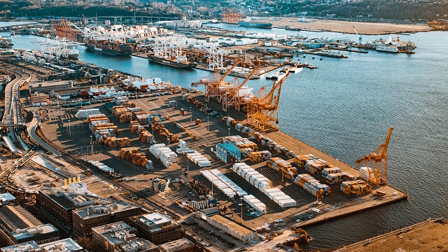 Os terminais portuários privados não podem ser considerados como fully privatize port, apesar das suas características similares aos portos organizados, as TUPs possuem diferenças legais e portanto não permite essa classificação. Créditos: Photo by Shunya Koide on Unsplash