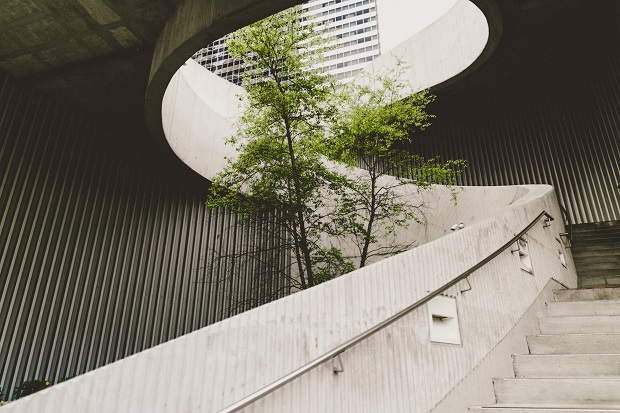 Diferente das gestões ambiental tradicional, a produção mais limpa busca a prevenção e não a minimização do dano. Crédito: Photo by Alexander Abero on Unsplash